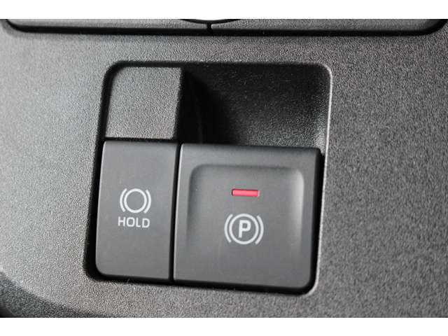 指先だけで簡単に操作が可能な電動パーキングブレーキを搭載。また、渋滞時や駐？券を取るシーンなどで便利なオートブレーキホールド機能も搭載しています。