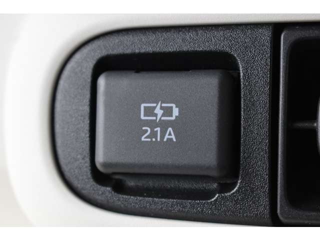 2.1AのUSB（充電）が付いており、車内でもしっかりとスマートフォン等の機器へ充電可能です♪