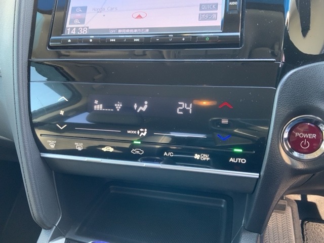 オートエアコンがついていますので、簡単操作で快適に過ごせます。希望の温度に自動調整してくれるのが便利です。