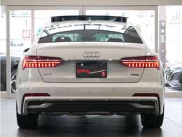 後続車両から長く見られるリヤスタイルも、Audiらしく上品で洗練されたデザインで見る人を惹きつけます。