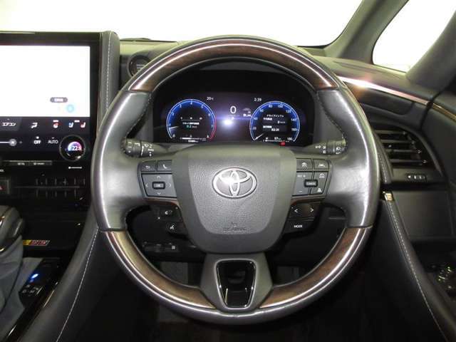 本革巻き+木目調のステアリングホイール（オーディコントロール＆マルチインフォメーションディスプレイ操作スイッチ付）