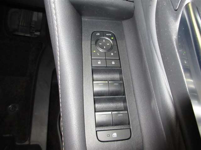 乗員全員が快適な、全席オート機構付ワンタッチ式パワーウィンドウです。