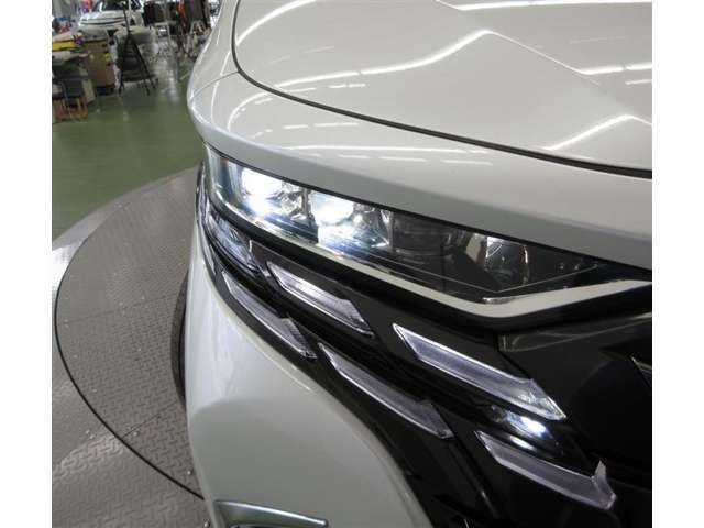 3眼LEDヘッドランプ（ハイ・ロービーム/オートレベリング機能付）+LEDクリアランスランプ（デイタイムランニングランプ機能付）+アダプティブハイビームシステム