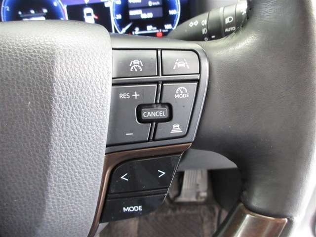 本革巻き+木目調のステアリングホイール（オーディコントロール＆マルチインフォメーションディスプレイ操作スイッチ付）