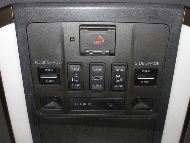 運転席・助手席両側で使いやすい、オーバーヘッドの両側パワースライドドア操作スイッチです。