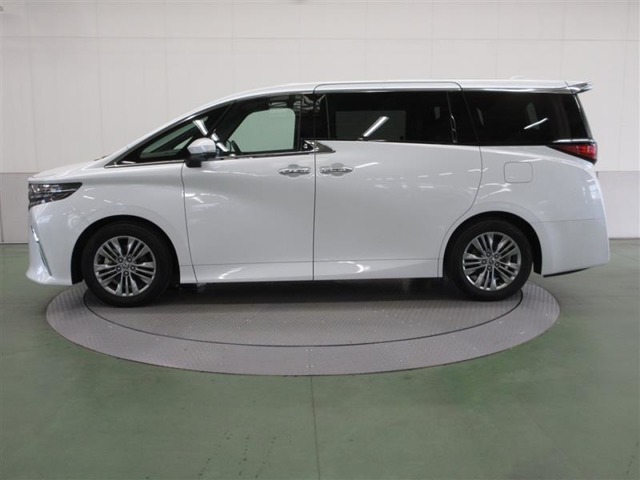 フロントにはTNGA用のマクファーソンストラット式、リヤにはダブルウィッシュボーン式を採用。