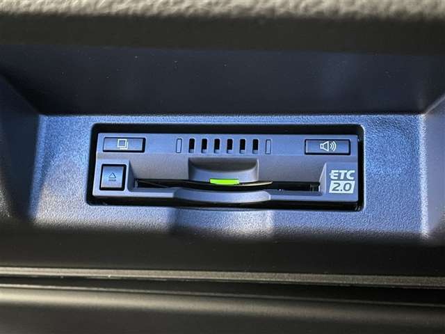 ETC2.0車載器です。高速道路と自動車が情報を連携。多彩な情報サービスが受けられます。