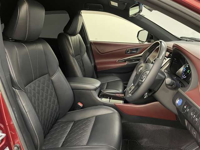 運転席/助手席です。　姿勢が崩れず、正確なステアリング操作が楽しめます。