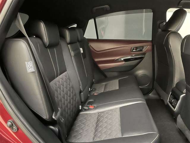 リヤシートです。　シートクッション横のレバー操作で、座ったままでもリクライニング調整ができます。