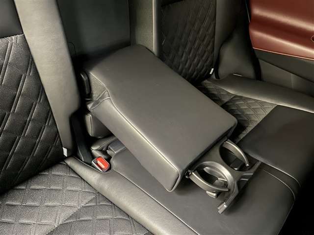 リヤセンターアームレスト装備　　ボタンを押すと、カップホルダーが装備されます。