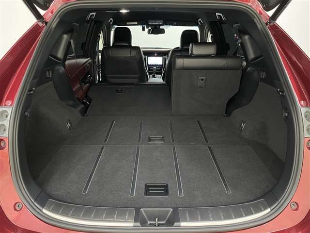 リヤシートは、6：4分割可倒式で、レバー操作でシートバックを前倒しできます。　丈の長い荷物を積むことができます。