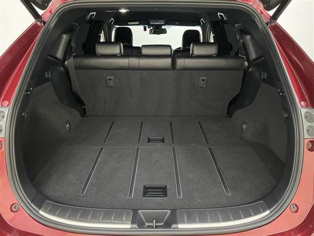 大きな開口幅でフラットなラゲージスペースです。荷物の積み下ろしもラクにできます。