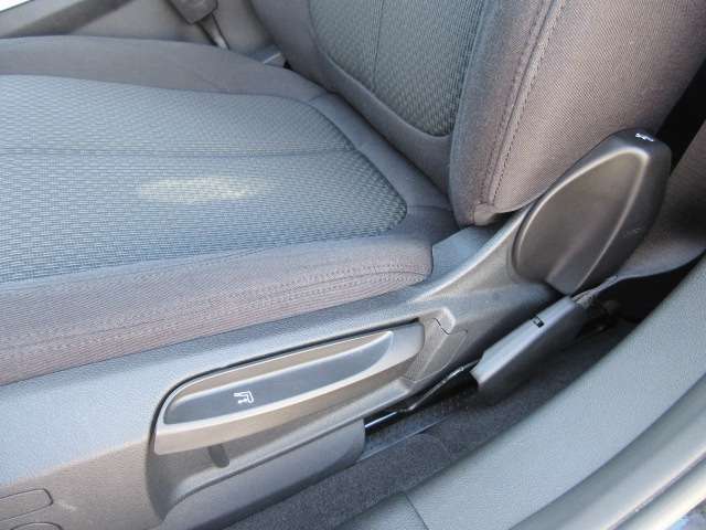 助手席にもシートリフレクターで上下調整可能！助手席にこの機能は国産車ではほとんどありませんよね。
