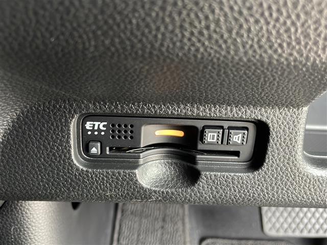 【ETC】有料道路を利用する際に料金所で停止することなく通過できる、ETC車載器（ノンストップ自動料金収受システム機器）が装備されています。セットアップを行うことで利用可能になります。