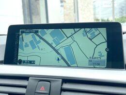 ●純正ナビ:一体感のあるナビは、高級感ある車内を演出してくれます。Bluetooth再生などオーディオ機能も充実しておりますので、運転もより楽しめます♪