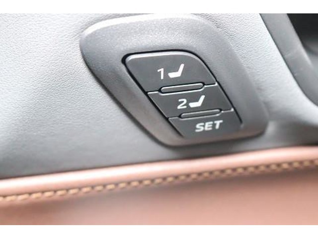 シートメモリー機能。シート位置を記憶させるとワンタッチで、設定したシート位置に可動します。