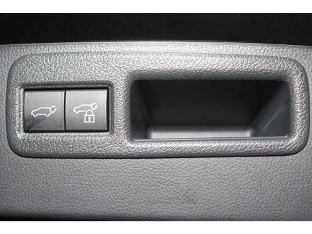 このボタンを押すと、トランク（バックドア）を電動で開閉できます。