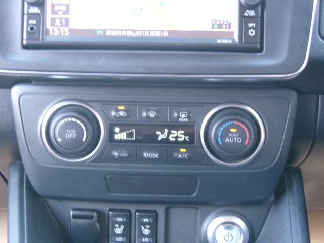 快適オートエアコン付♪設定温度をキープし車内を快適な温度に保ちます♪