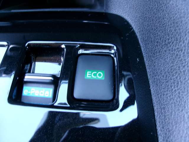 このスイッチをONにすると、ECOモードインジケーターが点灯して、現在エコモードで走行していることを示してくれます。