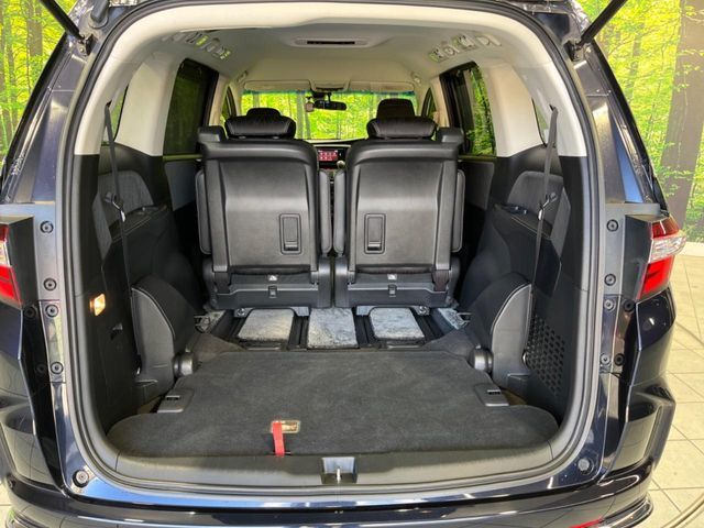 後席を格納すると、これだけの広さが！シーンに合わせたシートアレンジで、大きな荷物も積むことが出来ます♪
