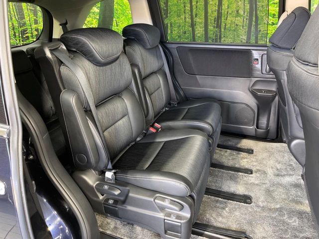 【オットマン付セカンドシート】足を延ばしてリラックスしたいときに便利なオットマン！ロングドライブや仮眠の際にもゆったり快適にお過ごしいただけます♪