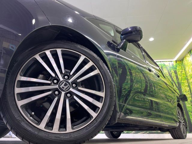 【純正18インチアルミホイール】外観にマッチした純正アルミホイールを装着しております。各種社外アルミホイールや、スタッドレスタイヤも取扱いしております。是非ご相談ください♪