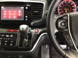 ホンダ純正メモリーナビ搭載なので、遠方へのドライブもお任せ下さい！ステアリング左手側にオーディオ関連のコントロールスイッチを配置しています。操作時は視線を逸らすことなく運転に集中できます