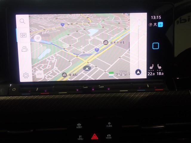 Discover Pro、10インチタッチスクリーンで操作はスマートフォンのように画面上を軽くタッチするだけ、モニターとメーターにおけるナビゲーションマップの同時表示も可能です。