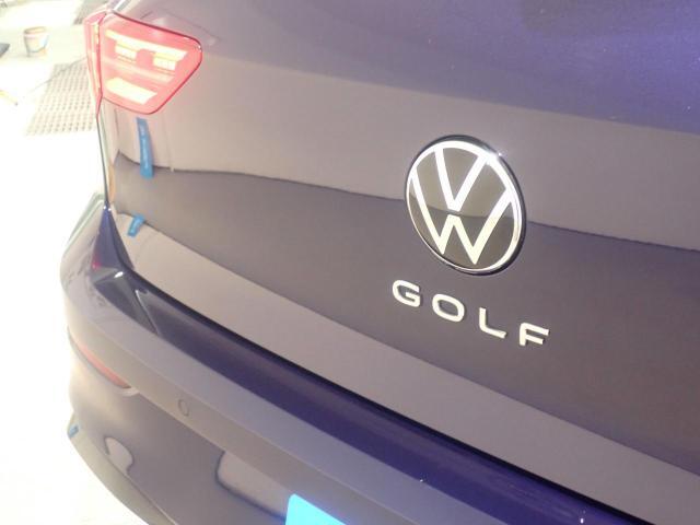 リアカメラがVWエンブレムに内蔵されています。ギアをリバースに入れると車両後方の映像が映しだされます。