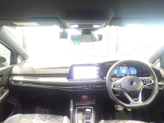 しっかりまとまった感のあるインパネ。各操作スイッチなども使いやすい位置に配置されていますよ。