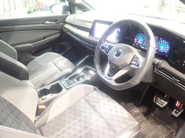 しっかりまとまった感のあるインパネ。各操作スイッチなども使いやすい位置に配置されていますよ。