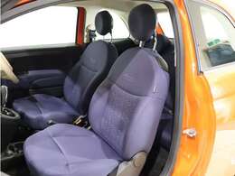 一人一人のご要望を親身になってご相談できるよう個別仕切りのある商談テーブルもご準備しております！