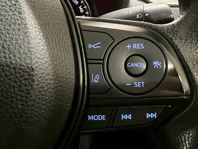 【アダプティブクルーズコントロール】高速走行時に前方のお車を追従してくれるので、長距離ドライブの疲労は大きく軽減されます。