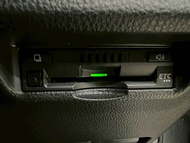 【ビルトインETC】で高速道路もスムーズに乗り降り可能で、ご納車直後からの遠距離ドライブも可能です。