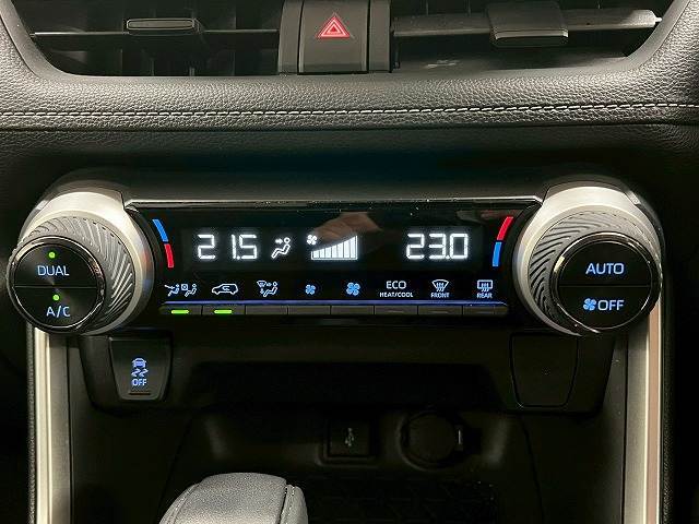 【オートエアコン】車内温度をセンサーが感知してご希望の車内温度になるよう、風量も自動で調整してくれます☆