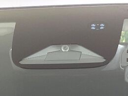 【ホンダセンシング】走行中に前方の車両等を認識し、衝突しそうな時は警報とブレーキで衝突回避と被害軽減をアシスト。より安全にドライブをお楽しみいただけます。