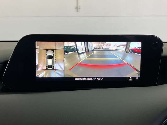 360度ビューカメラを搭載。4方の小型カメラの映像を処理し、車両真上からの映像に変換しています。