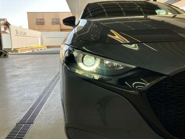 鋭く前方を照らす、LEDヘッドライト。遠くまで視界が開けることで、より安心したストレスのない走行を、提供してくれます。