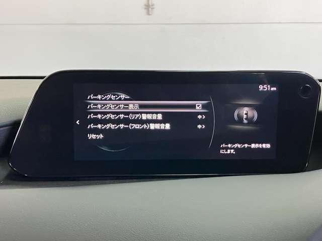 バンパーのセンサーが障害物の接近を音でも知らせるパーキングセンサーを装備。