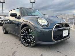 スポーツシートで包み込まれる様な座り心地。長時間の運転もストレスフリーにできます！