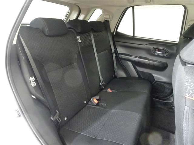 ゆとりある広々とした車内空間は、ドライブを始め買い物やレジャーなど、幅広く活躍します。一人でもみんなとでもお出かけを楽しみましょう！