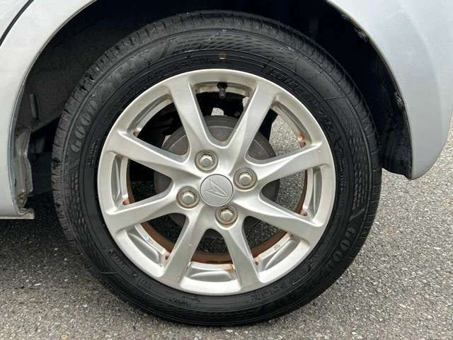 外観にマッチした純正アルミホイールを装着しております。