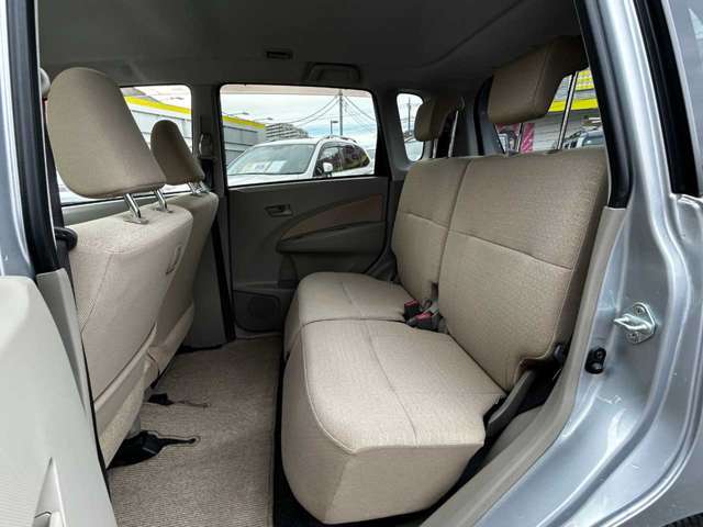 後部座席も気になるようなキズ・汚れやへたり等、大きなダメージはなく、良好な状態です。