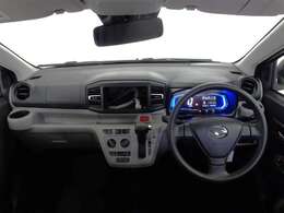 すっきりまとめられた視認性の良いインパネ。各操作スイッチは使いやすい位置に配置されています。