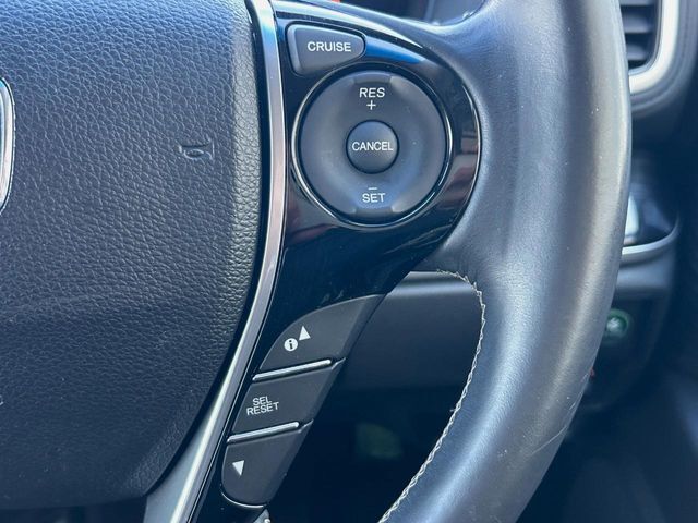 【クルーズコントロール】高速道路もラクラク走行。アクセルを離しても一定速度で走行ができ、長距離運転時の負担を軽減！加速・減速も簡単なスイッチ操作で調整できます。