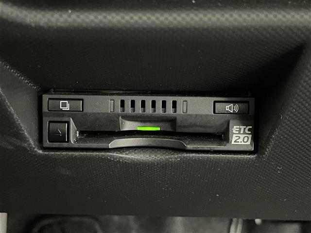 【ETC】有料道路を利用する際に料金所で停止することなく通過できる、ETC車載器（ノンストップ自動料金収受システム機器）が装備されています。セットアップを行うことで利用可能になります。