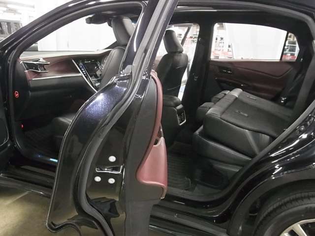 当社販売担当者、仕入担当者、リフトに持ち上げ車検検査員による下廻りチェックをクリアした高品質車を展示しております。