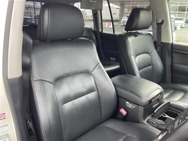 【運転席】現車の確認はお電話で在庫のご確認の上是非ご来店くださいませ！ご来店の難しい方は店舗スタッフがお電話やメールで詳細をお答えさせて頂きます。