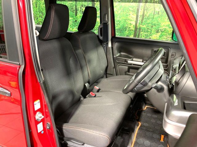 運転席まわりには十分なスペースがあり、大柄な方でもゆったり運転していただける環境です。