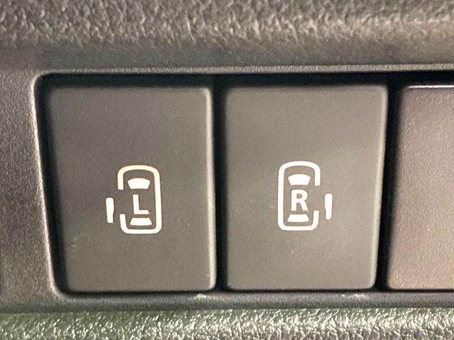 【両側パワースライドドア】スマートキーや運転席のスイッチで後席両側スライドドアの開閉が可能♪電動だから力を入れてドアを開ける必要が無く、小さなお子様でも簡単に開け閉めでき快適です♪